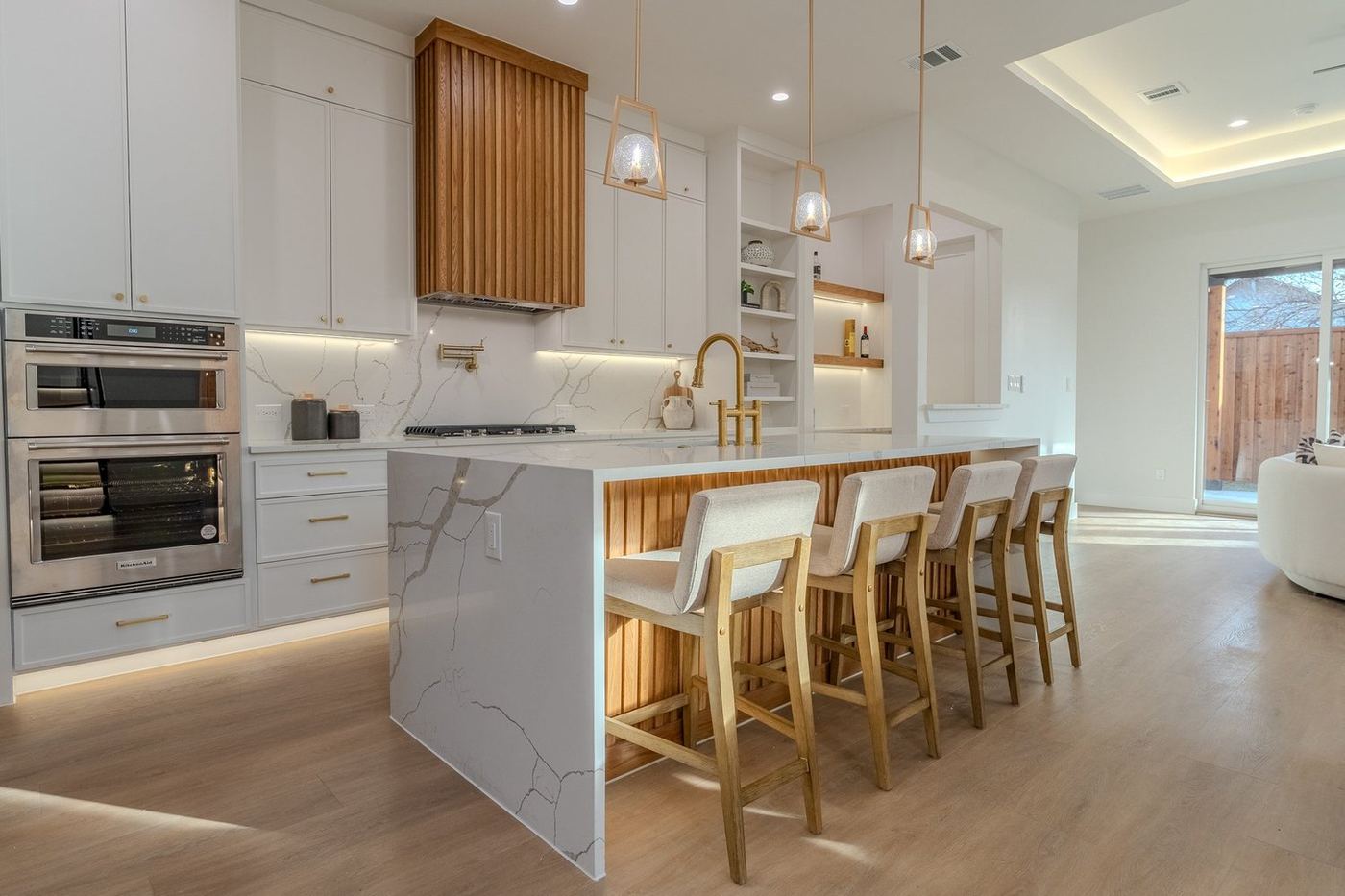 A Luxe Homes Dallas kitchen with a waterfall island